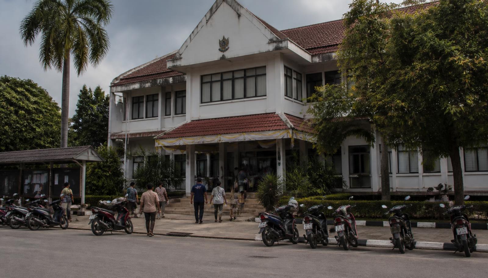 อาคารสำนักงานราชการในต่างจังหวัดที่มีผู้มาติดต่อราชการ